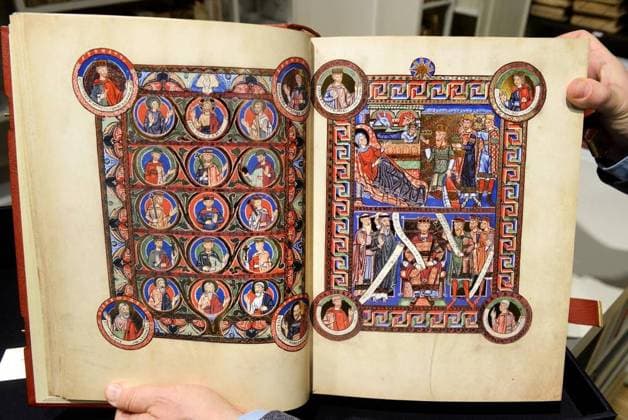 Kostbare Bücherschätze in der Historischen Bücherei in Duisburg *** NUR FÜR REDAKTIONELLE ZWECKE *** EDITORIAL USE ONLY ***Das historische Buch Evangeliar Heinrichs des Löwen ist ein Reprint, das Original ist geschätzt aus dem Jahr 1188 , liegt am Donnerstag, den 07.12.2016 in der Abteilung der Historischen Bücherei in der Zentralbibliothek in Duisburg. Die Bibliothek enthält eine Sammlung seltener historischer und wertvoller Bücher. Deutschland NRW Duisburg Copyright: StephanxEickershoff *** precious book treasures in the Historical Library in Duisburg *** ONLY FOR EDITORIAL PURPOSE *** EDITORIAL USE ONLY The historical Book Gospels Heinrichs of Lions is a reprint, the Original is estimated from the Year 1188 , is on Thur Copyright: StephanxEickershoff docnrwhugopicture122938324 EDITORIAL USE ONLY