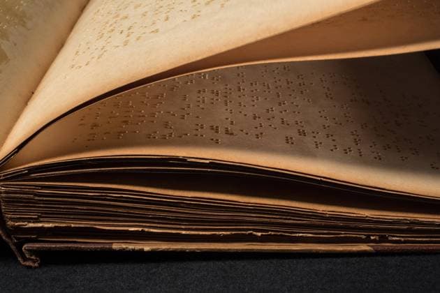 RECORD DATE NOT STATED January is World Braille Month in honor of Louis Braille who was born on 4 January 1809. Blinded at 3 years of age, he developed the system of raised dots that is now the established system for blind reading materials. Blindness is caused by a variety of diseases and battlefield trauma. Among the objects in the AMEDD Museum collection are 2 braille books on Human Anatomy. The books were used by Henry Otis Kendall, who was blinded by shrapnel from a mine explosion in WWI. He used these books while studying to become a physical therapist. (MED 2000.036.004 & Med 2000.036.005) AMEDD Museum, Joint Base San Antonio, Fort Sam Houston, TX, 04JAN2023 Copyright: xpiemagsx dvidspiemilr24022023-828 !ACHTUNG AUFNAHMEDATUM GESCHÄTZT!