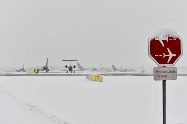  Flugzeuge in warten im Schneetreiben im Winter auf Enteisung und Startfreigabe, Lufthansa, Air Dolomiti, Flughafen München, Oberbayern, Bayern, Deutschland, Europa *** Aircraft in wait at Drifting snow at Winter at De-icing and start release, Lufthansa, Air dolomiti, Airport Munich, Upper Bavaria, Bavaria, Germany, Europe Copyright: imageBROKER/AlexxFriedel iblatf09063243.jpg