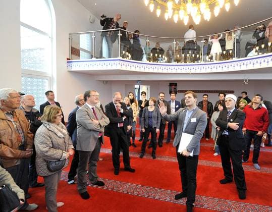 <p>Tag der offene Moschee in Witten: Rainer Schmelzer, Minister für Arbeit, Integration und Soziales (MAIS) des Landes NRW, besucht am 03.10.2016 die Moschee der Bosnischen Gemeinde Witten an der Breite Straße 5 in Witten. Szene: Minister Rainer Schmelzer (links im dunklen Anzug mit roter Krawatte) besichtigt den Gebetsraum der Moschee. Deutschland (in Korrektur) NRW Witten Copyright: JürgenxTheobaldx(theo)