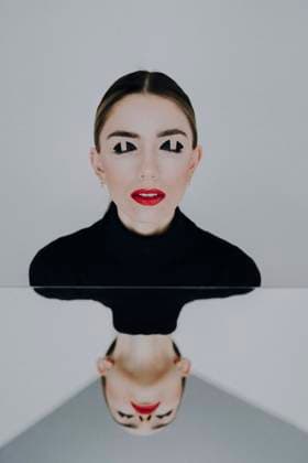  Frau mit geschlossenen Augen spiegelt sich *** Woman with closed Eyes mirrors itself Copyright: imageBROKER/MichaelaxBegsteiger ibxbeg09037074.jpg ,model released, Symbolfoto ,property released