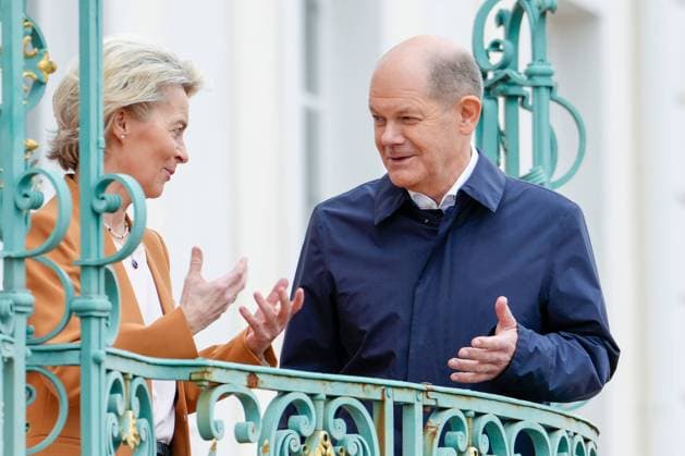 Klausurtagung des Bundeskabinett auf Schloss Meseberg Aktuell, 05.03.2023 Schloss Meseberg, Bundeskanzler Olaf Scholz (SPD) bei der Begruessung von Praesidentin der Europaeischen Kommission, Ursula von der Leyen zu Gast bei der Klausurtagung des Bundeskabinetts im Gaestehaus Schloss Meseberg Schloss Meseberg Brandenburg Deutschland *** Retreat of the Federal Cabinet at Meseberg Castle Current, 05 03 2023 Meseberg Castle, Chancellor Olaf Scholz SPD welcoming President of the European Commission, Ursula von der Leyen guest at the retreat of the Federal Cabinet in the Guest House Meseberg Castle Meseberg Brandenburg Germany