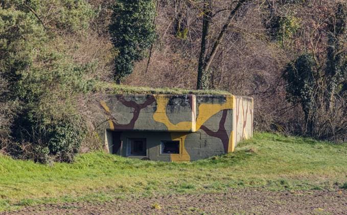 An der Grenze zu Deutschland stehen auch heute noch zahlreichen Bunker. Dieser gehört zum Artiellierwerk Full-Reuenthal. (Leibstadt, Schweiz, 07.01.2023)
