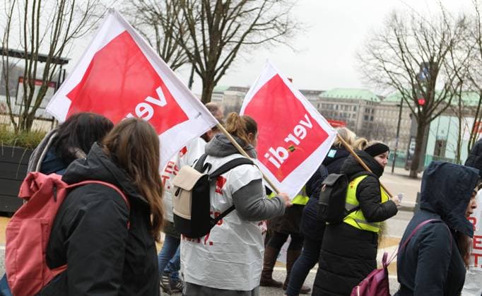 Warnstreik von Beschäftigten des Sozial- und Erziehungsdienstes Hamburg (SuE). Die Die Vereinte Dienstleistungsgewerkschaft (ver.di) hatte die Beschäftigten im Sozial- und Erziehungsdienst zu bundesweiten Warnstreiks in Kindertagesstätten und sozialen Einrichtungen aufgerufen. Nach der Kundgebung auf dem Gänsemarkt vor der Finanzbehörde setzte sich der Protestzug in Richtung Rathaus in Bewegung. Die Demonstration endete am Gewerksschaftshaus am Besenbinderhof. Altstadt Hamburg *** Warning strike of employees of the social and educational service Hamburg SuE The United Services Union ver di had called the employees in the social and educational service to nationwide warning strikes in day care centers and social institutions After the