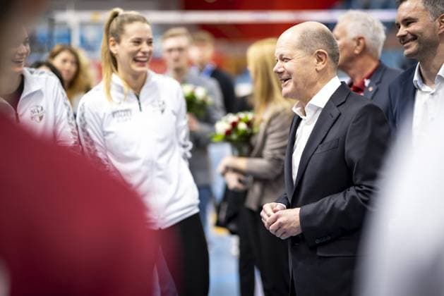 Olaf Scholz, Federal Chancellor, visits a volleyball training session of SC Potsdam e V and talks to players and coaches Berlin, 08 03 2023 Berlin Germany Copyright: xJaninexSchmitz photothek.dex