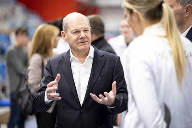 Olaf Scholz, Federal Chancellor, visits a volleyball training session of SC Potsdam e V and talks to players and coaches Berlin, 08 03 2023 Berlin Germany Copyright: xJaninexSchmitz photothek.dex
