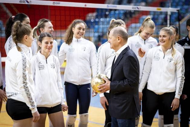 Olaf Scholz, Federal Chancellor, visits a volleyball training session of SC Potsdam e V and talks to players and coaches Berlin, 08 03 2023 Berlin Germany Copyright: xJaninexSchmitz photothek.dex