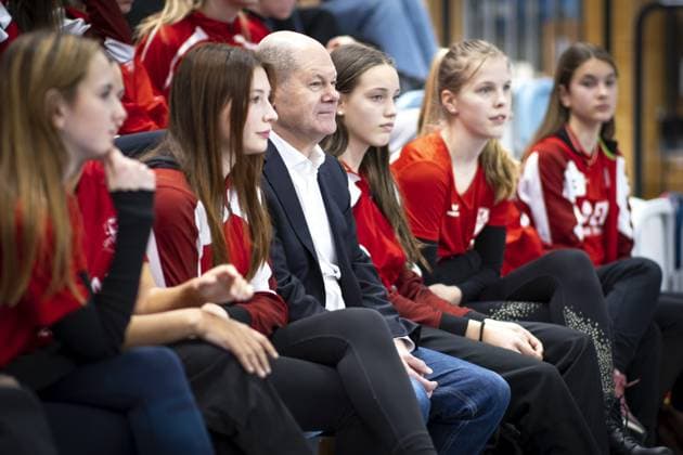 Olaf Scholz, Federal Chancellor, visits a volleyball training session of SC Potsdam e V and talks to players and coaches Berlin, 08 03 2023 Berlin Germany Copyright: xJaninexSchmitz photothek.dex