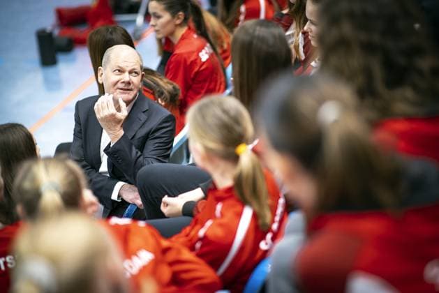 Olaf Scholz, Federal Chancellor, visits a volleyball training session of SC Potsdam e V and talks to players and coaches Berlin, 08 03 2023 Berlin Germany Copyright: xJaninexSchmitz photothek.dex