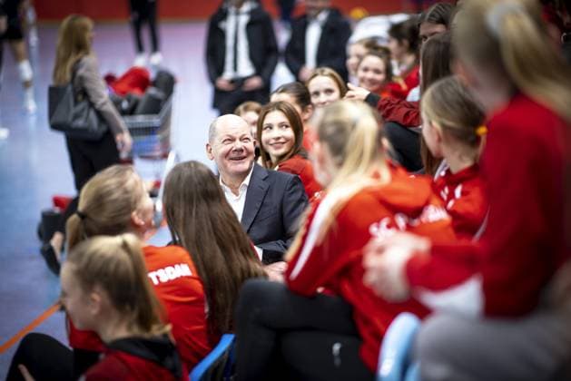 Olaf Scholz, Federal Chancellor, visits a volleyball training session of SC Potsdam e V and talks to players and coaches Berlin, 08 03 2023 Berlin Germany Copyright: xJaninexSchmitz photothek.dex