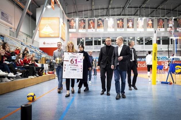 Olaf Scholz, Federal Chancellor, visits a volleyball training session of SC Potsdam e V and talks to players and coaches Berlin, 08 03 2023 Berlin Germany Copyright: xJaninexSchmitz photothek.dex