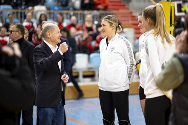 Olaf Scholz, Federal Chancellor, visits a volleyball training session of SC Potsdam e V and talks to players and coaches Berlin, 08 03 2023 Berlin Germany Copyright: xJaninexSchmitz photothek.dex