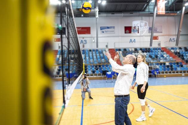 Olaf Scholz, Federal Chancellor, visits a volleyball training session of SC Potsdam e V and talks to players and coaches Berlin, 08 03 2023 Berlin Germany Copyright: xJaninexSchmitz photothek.dex