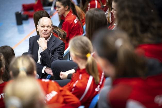Olaf Scholz, Federal Chancellor, visits a volleyball training session of SC Potsdam e V and talks to players and coaches Berlin, 08 03 2023 Berlin Germany Copyright: xJaninexSchmitz photothek.dex