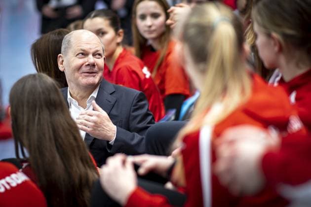 Olaf Scholz, Federal Chancellor, visits a volleyball training session of SC Potsdam e V and talks to players and coaches Berlin, 08 03 2023 Berlin Germany Copyright: xJaninexSchmitz photothek.dex