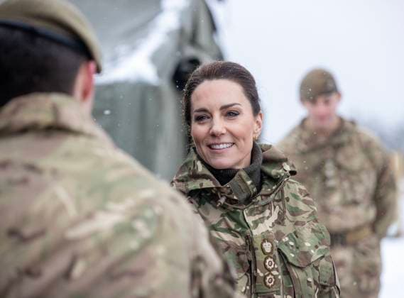 Bilder des Jahres 2023, Entertainment 03 März Entertainment Themen der Woche KW10 Entertainment Bilder des Tages . 08 03 2023. Salisbury, United Kingdom. Kate Middleton, the Princess of Wales, during a visit with the 1st Battalion Irish guards on Salisbury Plain, United Kingdom. During the visit she watched a medical training and casualty exercise.  xPoolx xi-Imagesx IIM-24212-0012