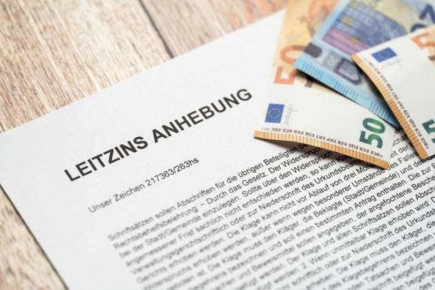 25 February 2023: Announcement, key interest rate hike. Euro banknotes on text *** Mitteilung, Leitzins Anhebung. Euro Geldscheine auf Text