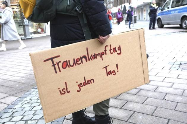 News Themen der Woche KW10 News Bilder des Tages Kundgebung zum Weltfrauentag in der Innenstadt von Gladbeck *** NUR FÜR REDAKTIONELLE ZWECKE *** EDITORIAL USE ONLY ***<p>Kundgebung zum Weltfrauentag am Mittwoch den 08. März 2023 in der Innenstadt von Gladbeck Foto : Frank Oppitz FUNKE Foto Services< p> Soziales Deutschland NRW Gladbeck Copyright: FrankxOppitz *** Rally for International Womens Day in downtown Gladbeck FOR EDITORIAL PURPOSES ONLY EDITORIAL USE ONLY p Rally for International Womens Day on Wednesday 08 March 2023 in downtown Gladbeck Photo Frank Oppitz FUNKE Foto Services p Social Germany NRW Gladbeck Copyright FrankxOppitz Copyright: FrankxOppitz doc7p8u1n7yj29origk2b1 ,EDITORIAL USE ONLY