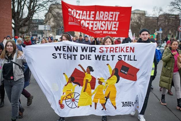 Bilder des Jahres 2023, News 03 März News Themen der Woche KW10 News Bilder des Tages Kundgebung zum internationalen Frauentag am Mittwoch (08.03.2023) unter dem Motto Feministisch, Solidarisch, Gewerkschaftlich in Berlin. Die Vereinte Dienstleistungsgewerkschaft ver.di, die Gewerkschaft Erziehung und Wissenschaft (GEW), das Berliner Buendnis Gesundheit statt Profite, die Initiative Berlin - Stadt der Frauen sowie das Buendnis fuer Sexuelle Selbstbestimmung haben zur Demonstration in Berlin aufgerufen.(Siehe epd-Meldung vom 08.03.2023) *** Local Caption *** 00369371 EDITORIAL USE ONLY *** Rally for International Womens Day on Wednesday 08 03 2023 under the motto Feminist, Solidarity, Trade Union in Berlin The United Services Union ver di, the Union Education and Science GEW , the Berlin Alliance Health instead of Profits, Copyright: epd-bild ChristianxDitsch epd-Kundgebung_Frauentag5-kopieren