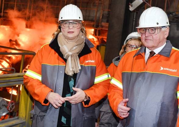 News Themen der Woche KW10 News Bilder des Tages Bundespräsident Frank-Walter Steinmeier besucht am Mittwoch (8.3.2023) die Saarstahl AG in Völklingen zusammen mit Ministerpräsidentin Anke Rehlinger und informiert sich über die Zukunft des Stahlstandortes. Hier besichtigt der Bundespräsident die Stranggussanlage. *** Federal President Frank Walter Steinmeier visits Saarstahl AG in Völklingen together with Minister President Anke Rehlinger on Wednesday 8 3 2023 to find out about the future of the steel location Here the Federal President visits the continuous casting plant bub