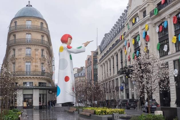 Bilder des Jahres 2023, News 03 März News Themen der Woche KW10 aris France 08 Mars 2023 Illustration une poupee geante de l™artiste contemporaine Yayoi Kusama rue du Pont Neuf, entre le siege de la Maison Louis Vuitton et la Samaritaine. Illustration of a giant doll by contemporary artist Yayoi Kusama on rue du Pont Neuf, between the Maison Louis Vuitton headquarters and La Samaritaine on March 08 2023 in Paris France ILLUSTRATION NEWS ECONOMIE ART CONTEMPORAIN EXTERIEUR LOUIS VUITTON LUXE LLUSTRATION NEWS URBAN ART CONTEMPORARY ART EXTERIOR LOUIS VUITTON LUXURY  Copyright: xBrunoxLevesquex