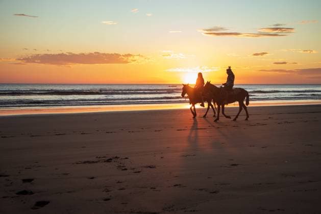 Horse riding at sunset in Jiquilillo beach, Chinandega, Nicaragua Chinandega Nicaragua Copyright: xElisaxNavarrox xVWPicsx ENS-NICARAGUA-04