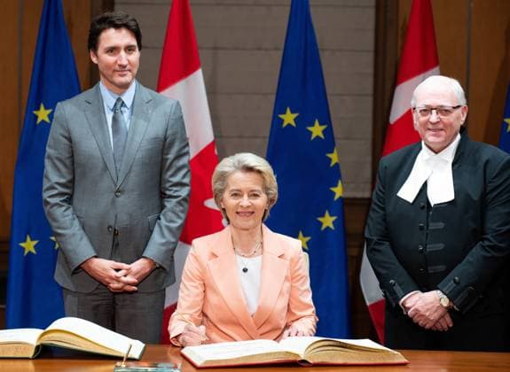March 7, 2023, Ottawa, ON, Canada: President of the European Commission, Ursula von der Leyen, and Prime Minister Justin Trudeau take part in a welcoming ceremony on Parliament Hill in Ottawa, on Tuesday, March 7, 2023. Ottawa Canada  - ZUMAc35_ 20230307_zaf_c35_013 Copyright: xSpencerxColbyx