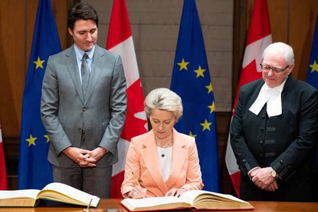March 7, 2023, Ottawa, ON, Canada: President of the European Commission, Ursula von der Leyen, and Prime Minister Justin Trudeau take part in a welcoming ceremony on Parliament Hill in Ottawa, on Tuesday, March 7, 2023. Ottawa Canada  - ZUMAc35_ 20230307_zaf_c35_012 Copyright: xSpencerxColbyx