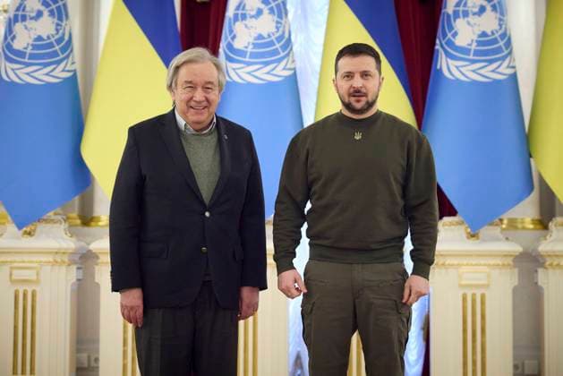 Bilder des Jahres 2023, News 03 März News Themen der Woche KW10 News Bilder des Tages March 8, 2023, Kyiv, Kyiv Oblast, Ukraine: United Nations Secretary General Antonio Guterres, left, is welcomed by Ukrainian President Volodymyr Zelenskyy, right, on arrival at the Mariinsky Palace, March 8, 2023 in Kyiv, Ukraine. Kyiv Ukraine - ZUMAp138 20230308_zaa_p138_030 Copyright: xPoolx UkrainianxPresidentiax