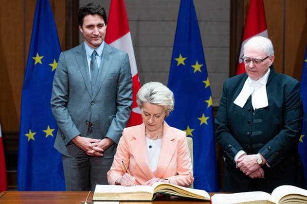March 7, 2023, Ottawa, ON, Canada: President of the European Commission, Ursula von der Leyen, and Prime Minister Justin Trudeau take part in a welcoming ceremony on Parliament Hill in Ottawa, on Tuesday, March 7, 2023. Ottawa Canada  - ZUMAc35_ 20230307_zaf_c35_015 Copyright: xSpencerxColbyx