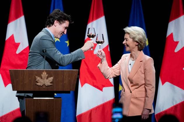 Bilder des Jahres 2023, News 03 März News Themen der Woche KW10 March 7, 2023, Ottawa, ON, Canada: President of the European Commission, Ursula von der Leyen, and Prime Minister Justin Trudeau cheers as they take part in a reception at the Canadian War Museum in Ottawa, on Tuesday, March 7, 2023. Ottawa Canada  - ZUMAc35_ 20230307_zaf_c35_027 Copyright: xSpencerxColbyx