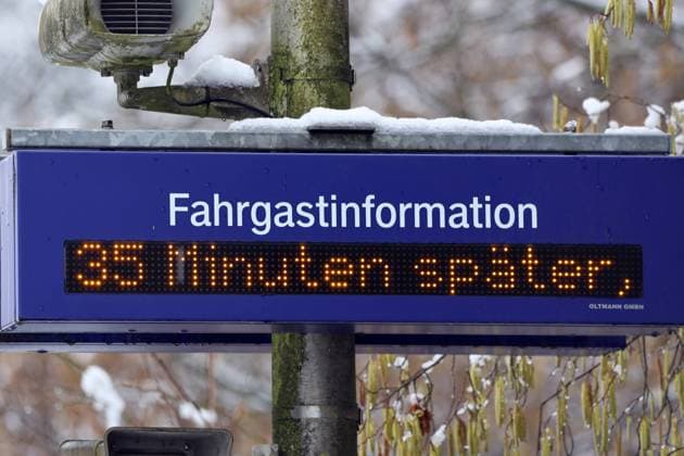 Verspätung bei der Bahn Systeme zur Fahrgastinformation zeigen einen Hinweis auf 35 Minuten Verspätung Essen Nordrhein-Westfalen Deutschland *** Rail delay Passenger information systems show an indication of 35 minutes delay Essen North Rhine Westphalia Germany