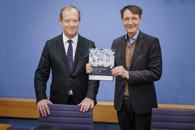 News Themen der Woche KW10 News Bilder des Tages (R-L) Karl Lauterbach (SPD), Bundesminister fuer Gesundheit, Prof. Michael Hallek, Vorsitzender des Sachverstaendigenrats zur Begutachtung der Entwicklung im Gesundheitswesen, aufgenommen im Rahmen der Bundespressekonferenz, zu Digitalisierungsstrategie fâˆöÂºr Gesundheit und Pflege in Berlin, 09.03.2023. Berlin Deutschland *** R L Karl Lauterbach SPD , Federal Minister of Health, Prof Michael Hallek, Chairman of the Expert Council for the Assessment of Developments in the Health Sector, recorded at the Federal Press Conference, on digitization strategy for health and care in Berlin, 09 03 2023 Berlin Germany Copyright: xSebastianxRau photothek.dex
