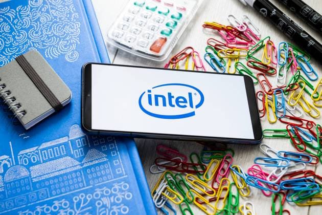 March 7, 2023, Poland: In this photo illustration Intel logo seen displayed on a smartphone. Poland - ZUMAs197 20230307_zaa_s197_582 Copyright: xMateuszxSlodkowskix