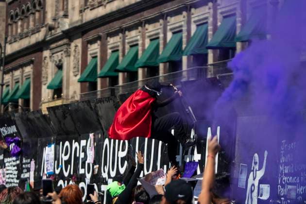 México: 8M International Women s Day Hundreds of women and various feminist blocks marched on the occasion of International Women s Day. The various groups gathered in the capital s main square where they demonstrated and on several occasions were attacked by police with tear gas, but this did not prevent them from continuing with the demonstration, on the contrary, encouraged them to continue with the struggle. Ciudad de México Ciudad de México Mexico Copyright: LuisxSalgado