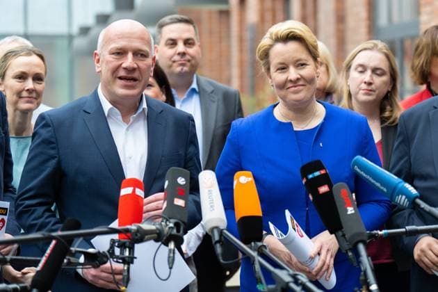 Bilder des Jahres 2023, News 03 März News Themen der Woche KW10 News Bilder des Tages Koalitionsverhandlungen zwischen CDU und SPD Franziska Giffey, SPD, Regierende Bürgermeisterin von Berlin, Stefan Evers, CDU, Kai Wegner, CDU, Landesvorsitzender der CDU Berlin, Raed Saleh, SPD, Vorsitzender der SPD Berlin, Koalitionsverhandlungen zwischen CDU und SPD Berlin Berlin GER *** Coalition negotiations between CDU and SPD Franziska Giffey, SPD, Governing Mayor of Berlin, Stefan Evers, CDU, Kai Wegner, CDU, State Chairman of CDU Berlin, Raed Saleh, SPD, Chairman of SPD Berlin, Coalition negotiations between CDU and SPD Berlin Berlin GER
