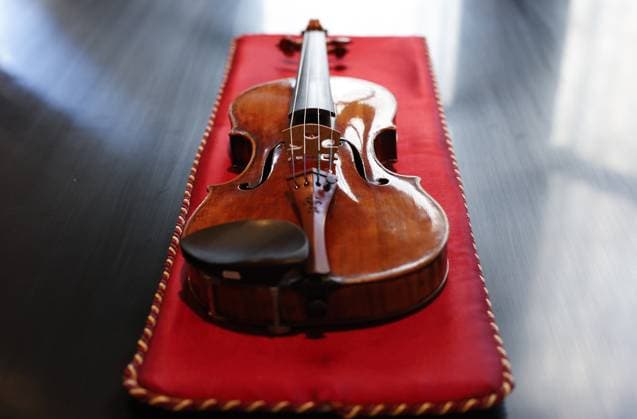 Bilder des Jahres 2023, News 03 März News Themen der Woche KW10 News Bilder des Tages The rare c.1731 violin known as The Baltic , estimated to achieve in excess of $10million, is on display on Thursday, March 9, 2023 at Tarisio in New York City. This rare example from circa 1731 by master violin-maker Giuseppe Guarneri del Ges; is one of only about 130 remaining.  NYP20230309107 JohnxAngelillo