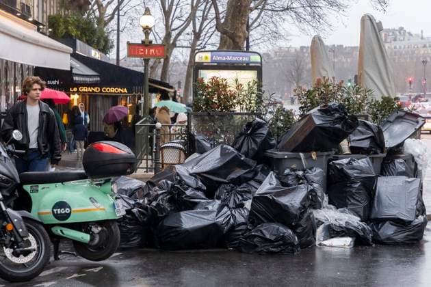 Paris, France March 9, 2023 - Large quantities of garbage are spread out on the sidewalk in the 16th district. In Paris, garbage is piling up in some districts, with 3,700 tons of waste not collected on Thursday, according to the city hall, on the fourth day of the garbage collectors strike against the pension reform. GREVE, REFORME DES RETRAITES, SOCIETE, SALE, SALETE, POUBELLES, EBOUEURS, RAMASSAGE DES ORDURES, ILLUSTRATION, DEBORDEMENTS, DEBORDER, TRI, POLLUTION, ACCUMULATION, INCINERATEUR, SACS POUBELLES, ENTASSEMENT, COLLECTE DES DECHETS ORDURES MENAGERES, SYCTOM,  Copyright: xVincentxIsorex