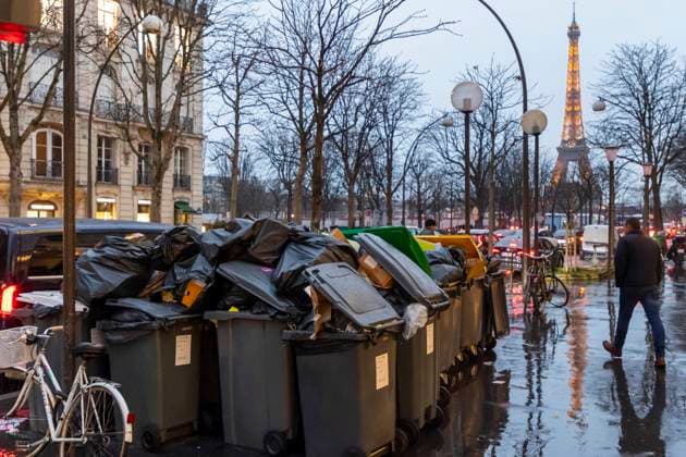 Paris, France March 9, 2023 - Large quantities of garbage are spread out on the sidewalk in the 16th district. In Paris, garbage is piling up in some districts, with 3,700 tons of waste not collected on Thursday, according to the city hall, on the fourth day of the garbage collectors strike against the pension reform. GREVE, REFORME DES RETRAITES, SOCIETE, SALE, SALETE, POUBELLES, EBOUEURS, RAMASSAGE DES ORDURES, ILLUSTRATION, DEBORDEMENTS, DEBORDER, TRI, POLLUTION, ACCUMULATION, INCINERATEUR, SACS POUBELLES, ENTASSEMENT, COLLECTE DES DECHETS ORDURES MENAGERES, SYCTOM, AVENUE MONTAIGNE, TOUR EIFFEL  Copyright: xVincentxIsorex