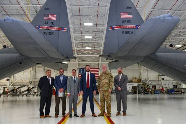 RECORD DATE NOT STATED U.S. Sen. JD Vance, representing Ohio, Col. Jeff Van Dootingh, commander of the 910th Airlift Wing, and staff members pose for a photo on Jan. 17, 2023, at Youngstown Air Reserve Station, Ohio. Vance visited YARS to better understand the significance of the installation and the role it plays in defending our nation™s freedom. Copyright: xpiemagsx dvidspiemilr24022023-11524 !ACHTUNG AUFNAHMEDATUM GESCHÄTZT!