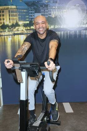 CHARITY CYCLING FOR UKRAINE 09 03 2023 Charles Simmons, charity cycling in the Europa Passage using ergometers to light up a light bulb The money goes 1 1 to Ukrainian aid projects in cooperation with the organization WeAreAllUkrainians, Hamburg, 09 03 2023 Copyright: xEventpressxMPx