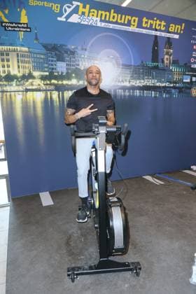 CHARITY CYCLING FOR UKRAINE 09 03 2023 Charles Simmons, charity cycling in the Europa Passage using ergometers to light up a light bulb The money goes 1 1 to Ukrainian aid projects in cooperation with the organization WeAreAllUkrainians, Hamburg, 09 03 2023 Copyright: xEventpressxMPx