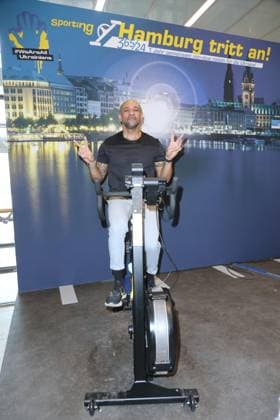 CHARITY CYCLING FOR UKRAINE 09 03 2023 Charles Simmons, charity cycling in the Europa Passage using ergometers to light up a light bulb The money goes 1 1 to Ukrainian aid projects in cooperation with the organization WeAreAllUkrainians, Hamburg, 09 03 2023 Copyright: xEventpressxMPx