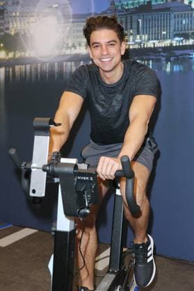 CHARITY CYCLING FOR UKRAINE 09 03 2023 Manuel Hasni, Charity cycling in the Europa Passage using ergometers to light up a light bulb The money goes 1 1 to Ukrainian aid projects in cooperation with the organization WeAreAllUkrainians, Hamburg, 09 03 2023 Copyright: xEventpressxMPx