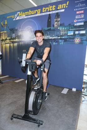 CHARITY CYCLING FOR UKRAINE 09 03 2023 Manuel Hasni, Charity cycling in the Europa Passage using ergometers to light up a light bulb The money goes 1 1 to Ukrainian aid projects in cooperation with the organization WeAreAllUkrainians, Hamburg, 09 03 2023 Copyright: xEventpressxMPx