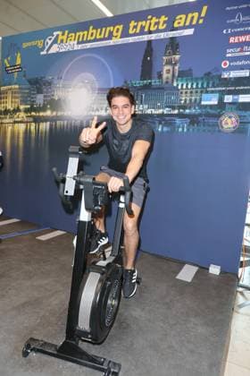 CHARITY CYCLING FOR UKRAINE 09 03 2023 Manuel Hasni, Charity cycling in the Europa Passage using ergometers to light up a light bulb The money goes 1 1 to Ukrainian aid projects in cooperation with the organization WeAreAllUkrainians, Hamburg, 09 03 2023 Copyright: xEventpressxMPx