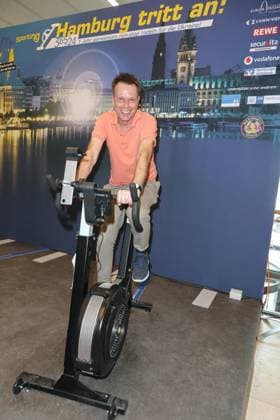 CHARITY CYCLING FOR UKRAINE 09 03 2023 Ulf Ansorge, Charity cycling in the Europa Passage using ergometers to light up a light bulb The money goes 1 1 to Ukrainian aid projects in cooperation with the organization WeAreAllUkrainians, Hamburg, 09 03 2023 Copyright: xEventpressxMPx