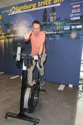 CHARITY CYCLING FOR UKRAINE 09 03 2023 Ulf Ansorge, Charity cycling in the Europa Passage using ergometers to light up a light bulb The money goes 1 1 to Ukrainian aid projects in cooperation with the organization WeAreAllUkrainians, Hamburg, 09 03 2023 Copyright: xEventpressxMPx
