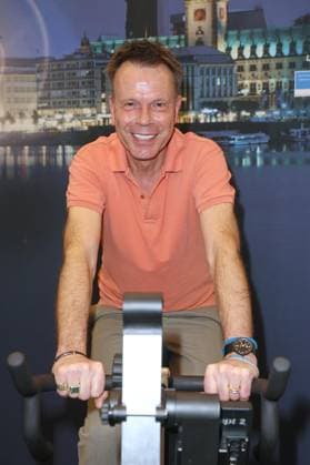 CHARITY CYCLING FOR UKRAINE 09 03 2023 Ulf Ansorge, Charity cycling in the Europa Passage using ergometers to light up a light bulb The money goes 1 1 to Ukrainian aid projects in cooperation with the organization WeAreAllUkrainians, Hamburg, 09 03 2023 Copyright: xEventpressxMPx