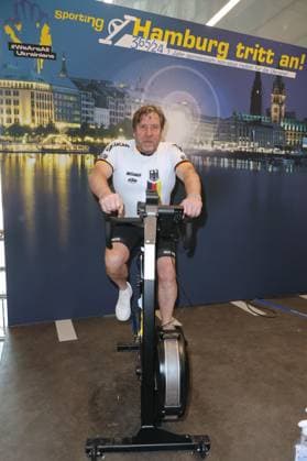 CHARITY CYCLING FOR UKRAINE 09 03 2023 Uwe Rohde, Charity cycling in the Europa Passage using ergometers to light up a light bulb The money goes 1 1 to Ukrainian aid projects in cooperation with the organization WeAreAllUkrainians, Hamburg, 09 03 2023 Copyright: xEventpressxMPx